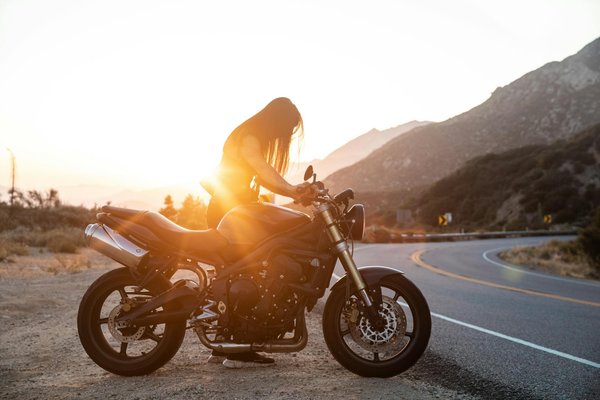 Quels accessoires sont indispensables pour un road-trip en moto?
